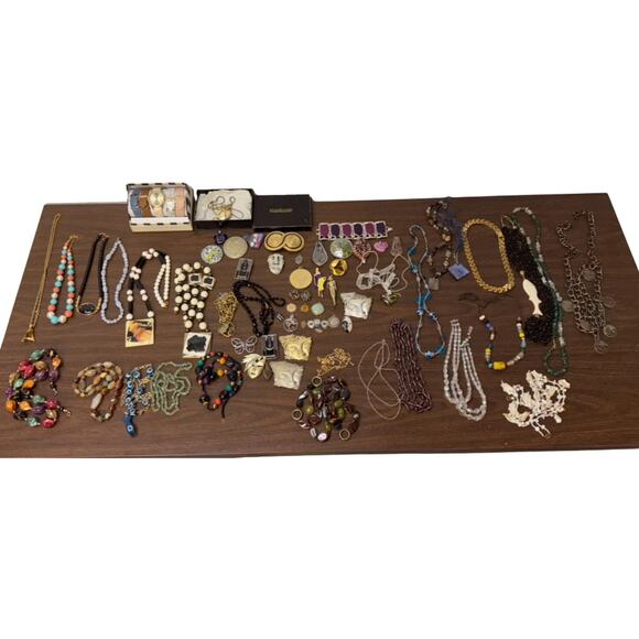 Box of vintage costume jewelry lot - Picture 2 of 15